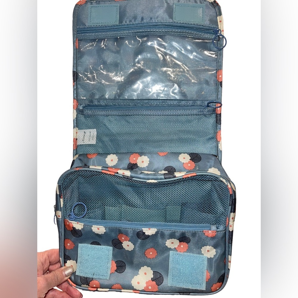 ❤️❤️LAST CHANCE ❤️❤️ Makeup Bag- GUC - several compartments - Picture 2 of 12